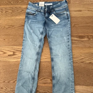 Pepe jeans blå  - Säljer dessa super fina låg midjade jeansen från Pepe jeans. Säljer pga att de är för korta för mig som är 169. Passar nog bra på nån som är 160-165 lång. Köpta för 900/1000 säljer för 400!  Bara testat de och prislapp är kvar. Köparen står för frakt! 