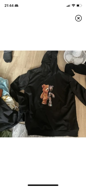 Svart hoodie med print - Svart hoodie med print