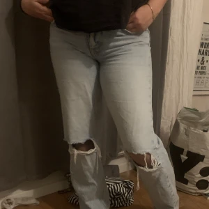 jeans - raka jeans med hål vid knäna från gina tricot