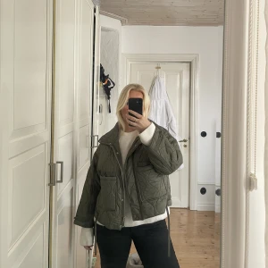 Grön jacka  - Grön dunjacka från Zara! Fint skick och sparsamt använd!