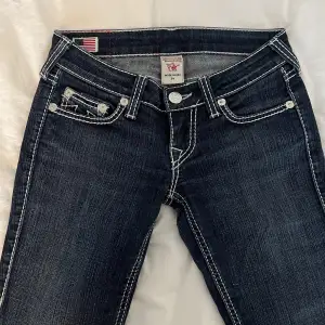 Såå fina jeans i low waist i slim modell som tyvärr inte kommer till användning.