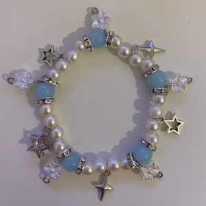 pärlarmband - ⋆˙⟡ ♡ ☁️handgjort armband gjort av mig i rostfritt stål☁️ ♡ ⟡˙ ⋆ +frakt. alltid rengjort innan det skickas iväg. mer info i dm.