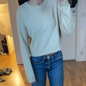 Stickad tröja  - Säljer en beige stickad tröja från hm, storlek xs