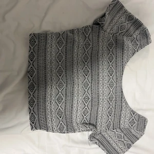 Mönstrad top - Svartvit mönstrad topp. Fint skick.