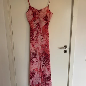 Sommarklänning med volang - Söt långklänning med volanger längst ner och fint mönster. I bra skick