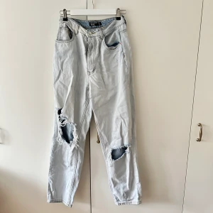 Rippade jeans  - Använda ett par gånger men i bra skick 