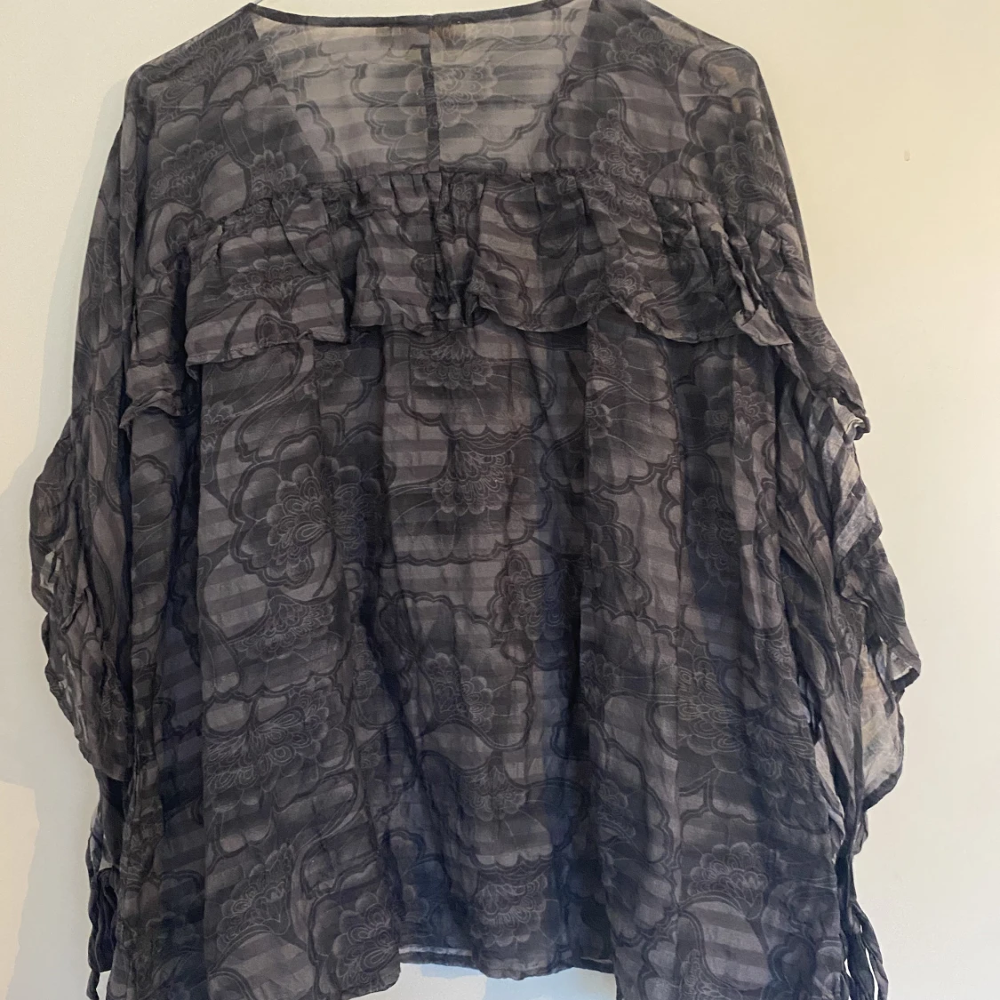 Blus med volang - 91