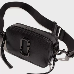 Marc Jacobs  - Svart Marc Jacobs, helt oanvänd av mig då den va tänk som present men ändrades. Köpt här på Plick för samma pris, går se orginal annonsen på nästa bild . Tidigare köpt på Miinto säger förra användaren.  Kan även tänka mig byta mot lite vadsomhelst 