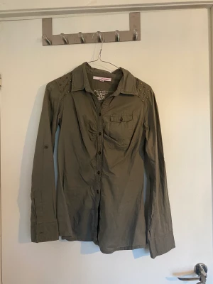 Cool skjorta med nitar - Nästan helt oanvänd skjorta med nitar på axlarna