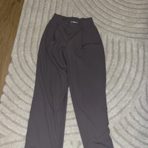 Grå kostymbyxor  - Knappt använda 