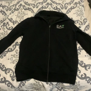 Armani tröja  - Jätte snyg passar med mycket 