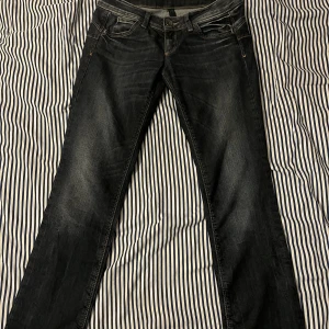 Jeans low waist  - Super fina lågmidjade jeans från benetton.I nyskick utan slitningar. W28 och längden är 100cm från höft ner. mörkblå färg med detaljer i tyget. Sömmarna vid bakfickorna formar kroppen väldigt smickrat. Bara att fråga om fler bilder, även på!💞