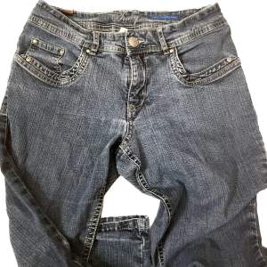 lowrise jeans som sitter så fint men tyvärr är för kort för mig. Passformen är regular fit - straight leg; Storlek 28; Perfekt skick! Midjemått: 80 Innerbenslängden: 89