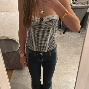 Rutig korsett - Säljer denna sjukt snygga rutiga korsett😍 man kan ta av banden så den blir offsholder 🙌🏼