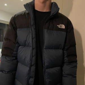 North face jacka - Säljer en snygg north face jacka i storlek M. Som ny endast använd en gång på grund av att den är en storlek för stor. Perfekt för både killar och tjejer. Skriv gärna för fler bilder. Ordinarie pris 3500kr. För ett jättebra bra pris!