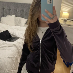Zip Up - Söt zipup, sjukt skönt material. Använd några gånger men i nyskick.