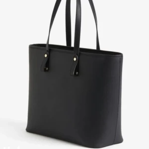 väska från New yorker  - Säljer en väska i ny skick från New yorker. Jag säljer då jag inte använder den och har endast använt en gång så den är i nyskick. Jag köpte den för 350 kr och säljer för 250 men priset kan diskuteras vid snabb affär 🥰dem är stor och rymmer en dator!💕