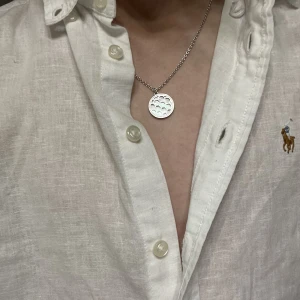 Silver FotbollsHalsband - En perfekt present eller julklapp till en fotbollsälskande person. Passar både killar och tjejer alla åldrar. Halsbandet finns i lager och är inte andvända  Storlek:  47 cm x 1.95mm kedja  Pendant : 18.1x 20.3 mm  Vikt: 5.94g  Material: 925 Steering Silve