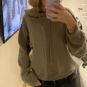 Kashmir hoodie - Hoodie i Kashmir från H&M. Använd 1 eller 2 gånger, som ny. Färg grå/beige. Nypris 1300kr. 