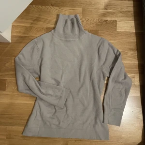 Beige polotröja  - Mysig och fin polotröja💗 bra skick perfekt till vintern❄️