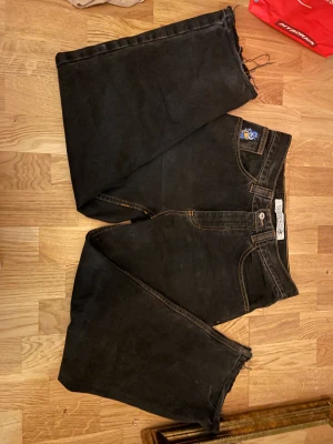 Polarskateco jeans - 93:or från polarskateco  Har bara använt de två gånger så är alltså i nytt skick. De är k storlek S men de är stora i storleken. Priset kan diskuteras, skriv om du undrar något