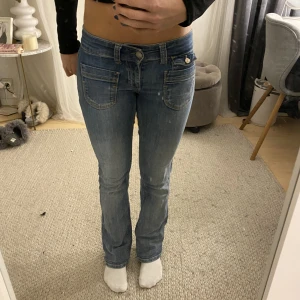 Lågmidjade utsvängda jeans  - Säljer dessa sjukt snygga utsvänga jeans från only då de tyvärr börjar bli för små💘🥲