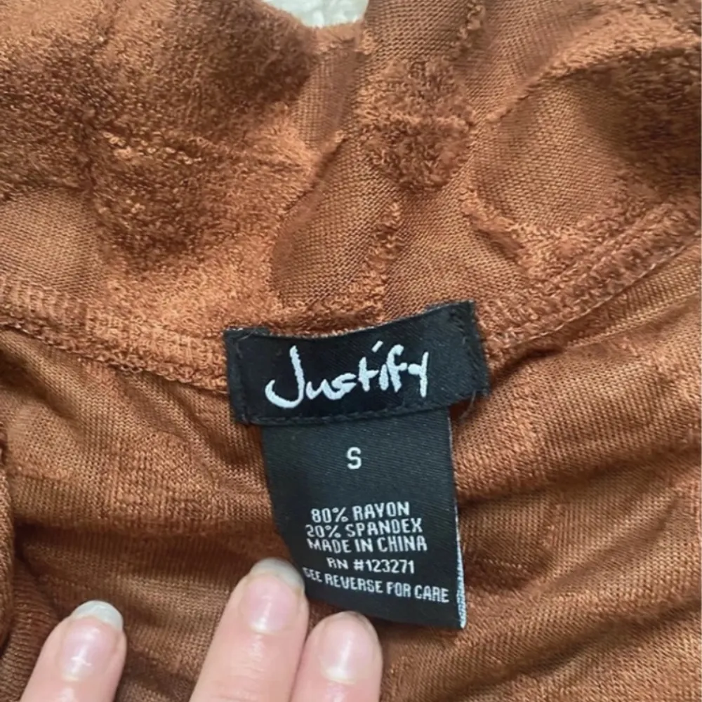 Oanvänd söt brun jumpsuit köpt i USA, som jag nu efter många om och men väljer att sälja.  Nypris 40$  Storlek S . Klänningar.