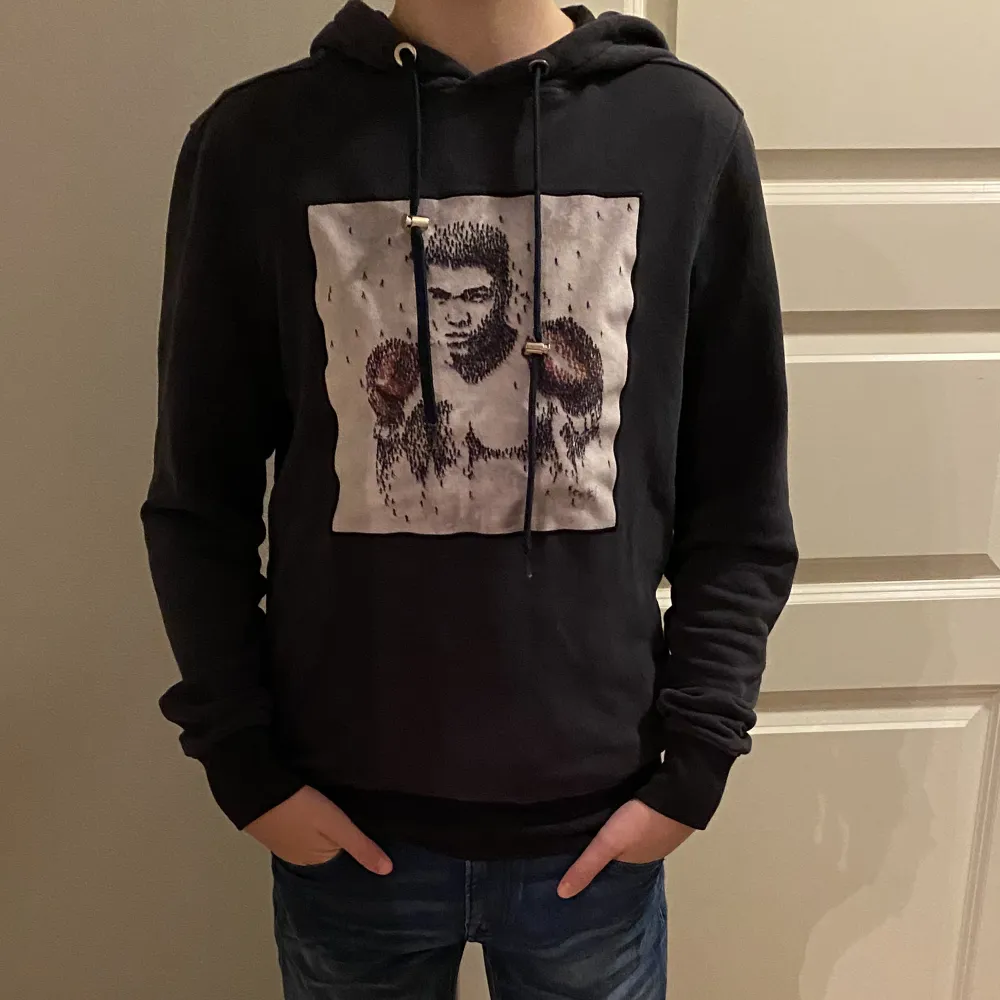 Säljer Limitato tröja för jag har inget behov av den Den är i riktigt bra skick 9/10 Storlek xs passar runt 170cm Pris är ej fast. Hoodies.