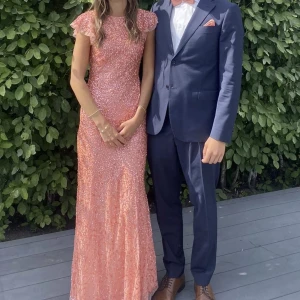 balklänning  - klänningen är från märket Maya Deluxe i storlek xs och passade bra även i längden på mig som är 172cm. Den är endast använd en gång och är i nyskick🥰