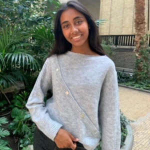 Grå kofta från design by si  - En grå kofta från design by si som är perfekt att ha i vinter! I fint skick använd en gång, Säljer pågrund av att jag knappt använder den. Orginal pris 423