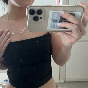 Svart topp - Svart topp i storlek S. Använd en gång! Pris kan diskuteras. 🥰