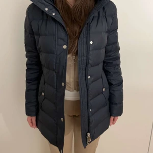 Vinterjacka - Säljer min vinterjacka från Tommy Hilfiger pågrund av att den inte kommer till användning. Mycket bra skick. Pälsen är avtagbar. Färgen är mörkblå. Nypris 1800kr, säljer för 500.