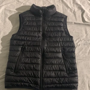 Väst  - Hej! Jag säljer min mckinley väst, använt den ett par gånger! Storlek 158-164, ny kostar 600 så säljer denna för 300.