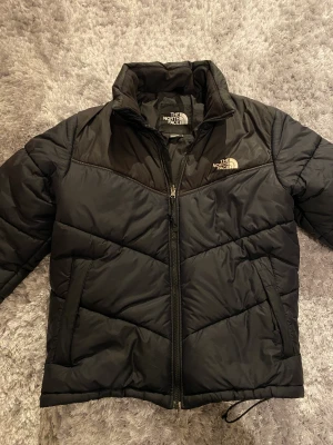 The North Face Saikuru Black Jacket, M  - Hej jag säljer nu min the north face jacka, har använts ett fåtal gånger och är i bra skick. Vid övriga frågor skriv till mig!