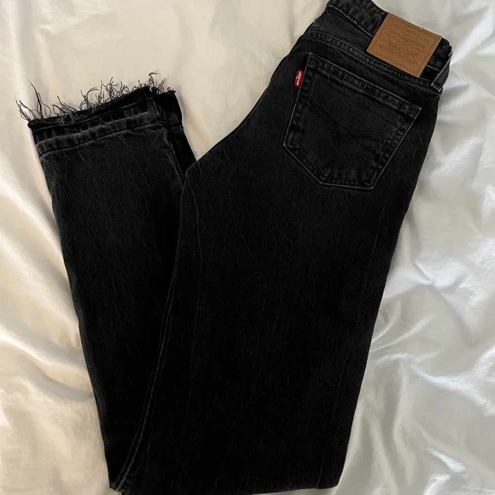 Supersnygga jeans som är helt oanvända! Straight fit, Slutsålda på hemsidan. Kom gärna med prisförslag.. Jeans & Byxor.
