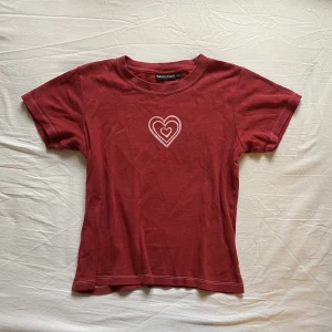 Babytee - Röd Babytee/tshirt från best in town ❣️ // använd gärna köp nu!