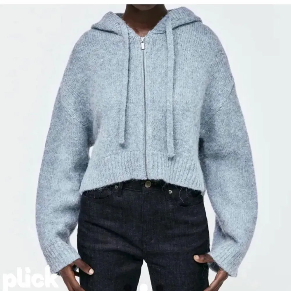 Gratis frakt! Superfin stickad hoodie från zara som passar perfekt nu till hösten och vintern💗 Den har inga defekter och är i väldigt fint skick! Skriv gärna privat om du har några frågor❤️. Tröjor & Koftor.