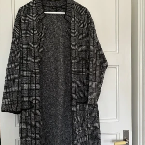 Stickad lång kofta  - Koftan är i bra skick Säljer för att den inte används 