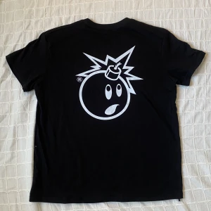 The hundreds tshirt - Svart the hundreds t-shirt strl. L. Stort print är på ryggen