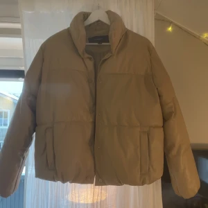 Fakeskinn jacka - Skitsnygg jacka i fakeskinn ifrån Vero Moda. Kommer tyvärr inte till användning men är den perfekta höstjackan!