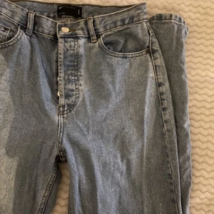 Blåa raka jeans - Långa raka jeans, superfina men tyvärr för små för mig. Skulle uppskatta att de är som S/mindre M i storlek. Storleken är 28/38, lite använda men mina absoluta favorit jeans. 