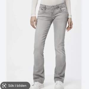 Säljer mina sjukt snygga samt efterfrågade ltb jeans!!!! LÅNAD BILD🤘🏽SLUT I LAGER!! Säljer då det är lite för stora på mig. Använda ett fåtal gånger och är i utmärkt skick!!!💕💕💕 pris kan diskuteras. Jag är 168 cm lång!