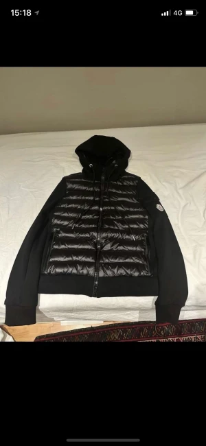 Moncler cardigan - Storlek XS Fraktar men kan mötas i Göteborg om någon vill det