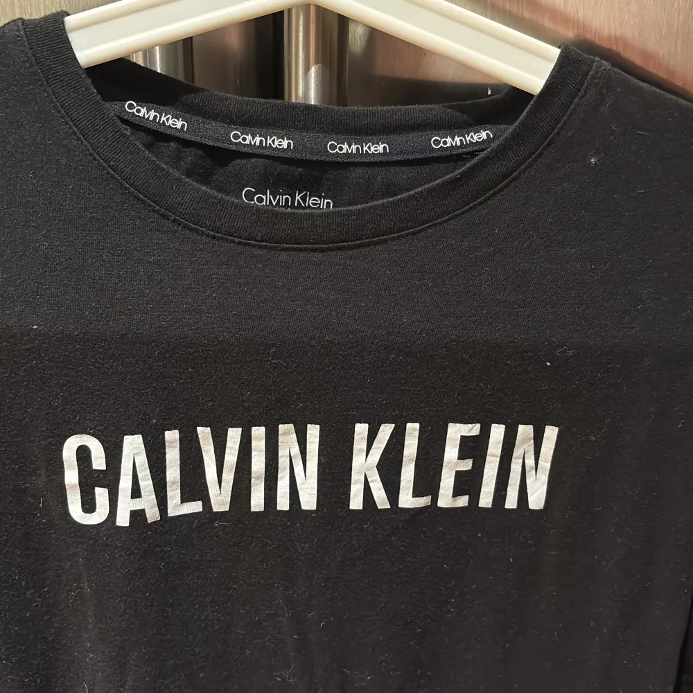 Långärmad Calvin Klein tröja, svart. Storlek 164-176, xl i barnstorlek. Passar som S/M i damstorlek. Aldrig använd, säljer pga för liten. Inköptes för 600 kr. Tröjor & Koftor.