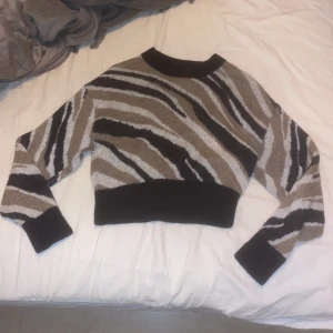 Stickad tröja &OtherStories Alpacka - Mysig croppad stickad tröja från &Otherstories med Alpacka ull I fint skick  Storlek XS