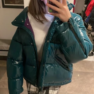 Grön jacka från mango - Lånade bilder! Kom privat för egna! Köpte jackan förra vintern men den kom aldrig till så mycket användning, men den är skitsnygg. 