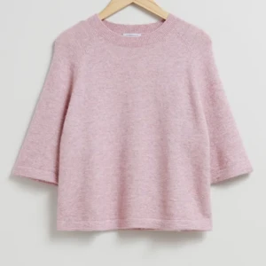 Stickad tshirt - Säljer denna superfina stickade tshirt från & other stores i storlek S då den tyvärr inte kommer till användning. Är i nyskick och endast använd ett fåtal gånger🙌