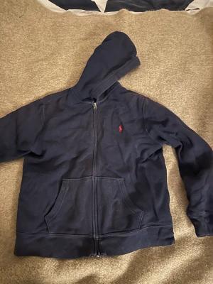 Säljer denna Ralph lauren zip  - I storlek l i barn passar cirka 150-160 cm