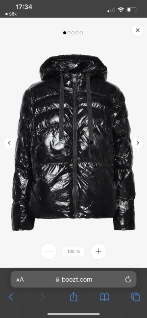 Glansig Jacka - Svart vinterjacka ifrån Guess, knappt använd. Originalspris 2000kr