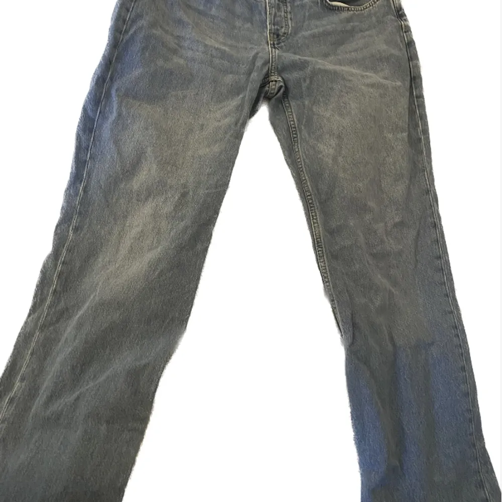 Blåa jeans i fint skick! Använda ungefär 5 gånger. Säljer för att det inte är min storlek längre!💘 Passar perfekt nu till hösten och vintern. Jeans & Byxor.